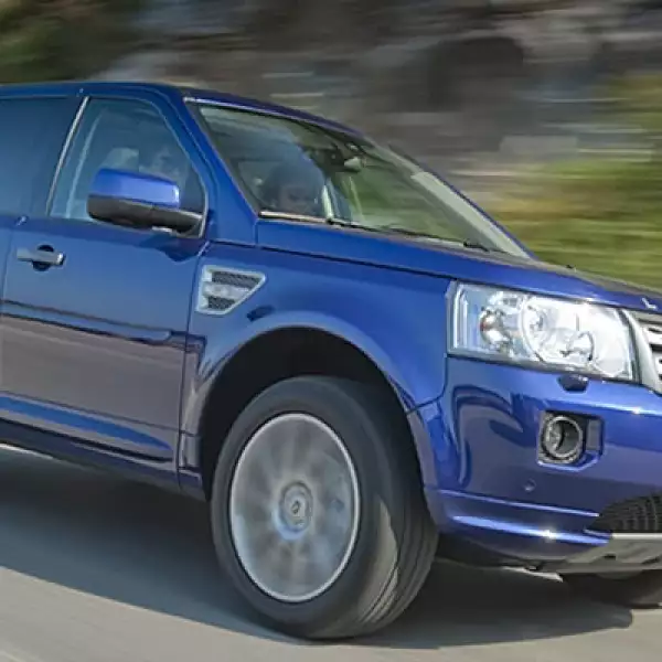 El SUV inglés no sólo afina sus líneas exteriores sino que también incorpora nuevas motorizaciones y cambios en su interior.