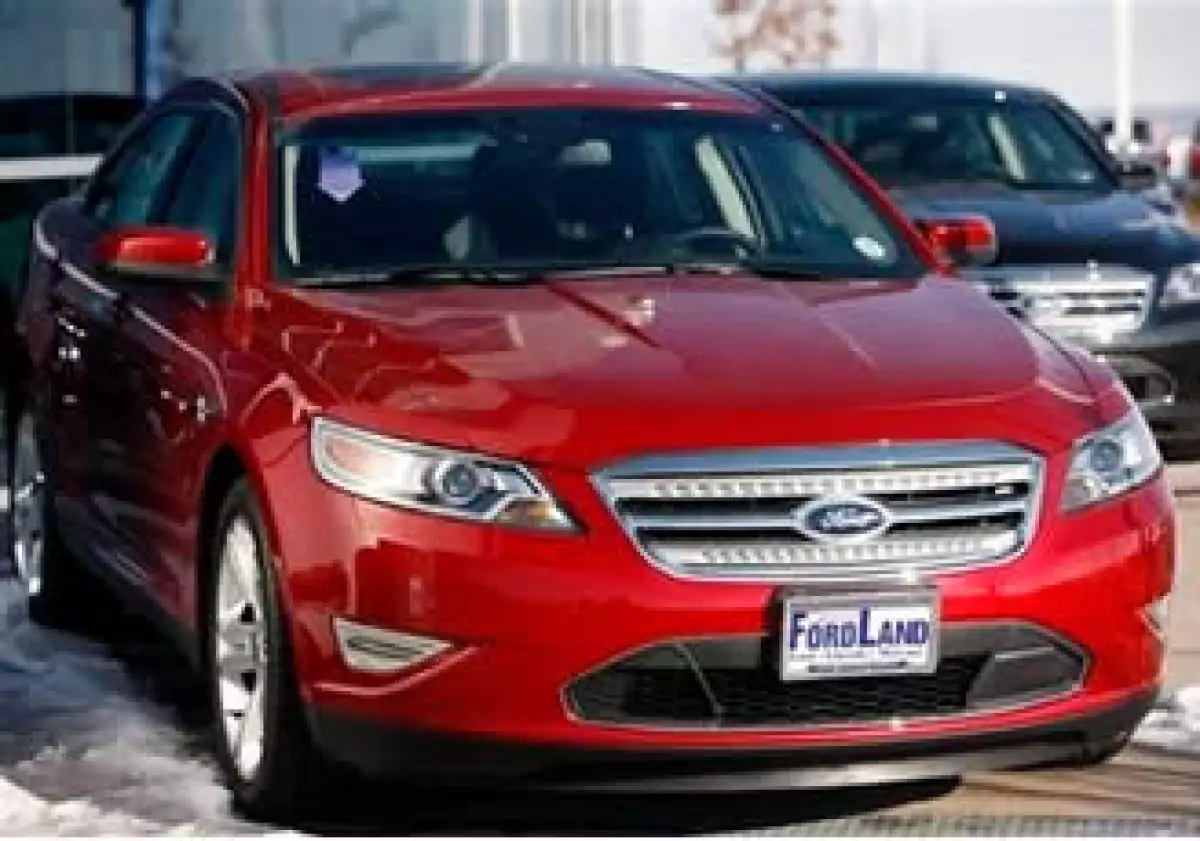 Las ventas minoristas en concesionarios de Ford cayeron 5% frente al año anterior. (Foto: AP)