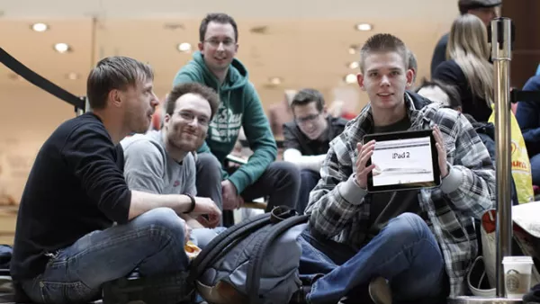 Varios chicos se reúnen afuera de la tienda de Apple, en Berlín, Alemania, para convertirse en los primeros consumidores de la nueva ‘tablet’.