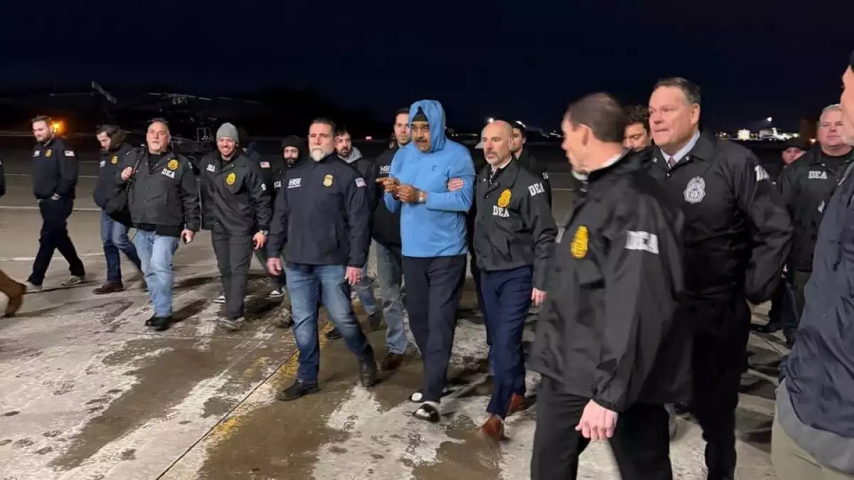 Nicolás Maduro escoltado por agentes de la DEA.