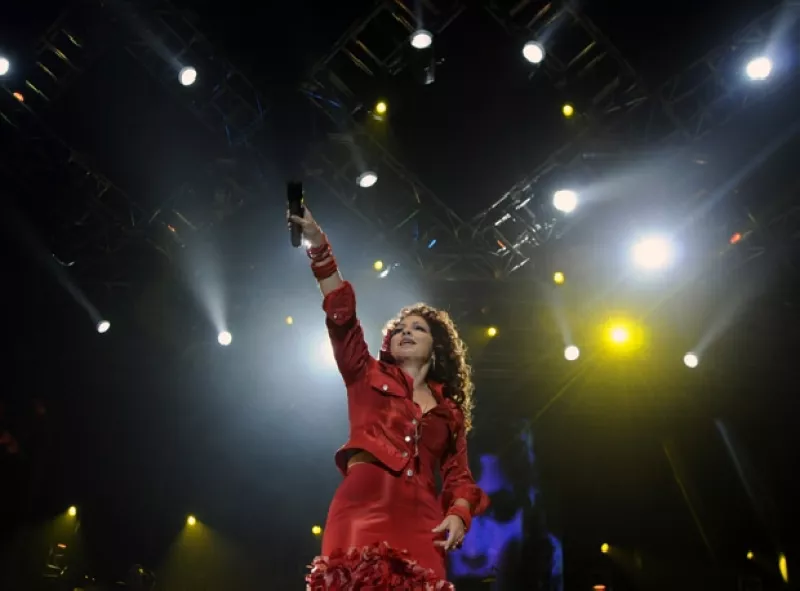 La cantante cubana comenzó a calentar con su música el ambiente festivo en el sur de Florida, previo a la realización del juego entre Potros de Indianápolis y Santos de Nueva Orleáns, el domingo.