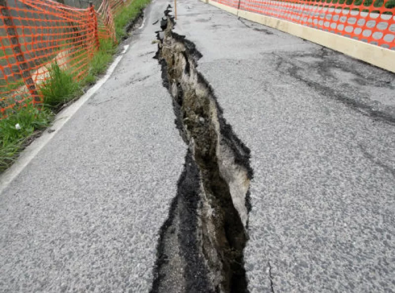 carretera agrietada por sismo