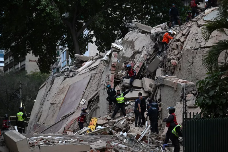 Los rescatistas buscan víctimas en un edificio derrumbado tras un terremoto en Caracas el 24 de junio de 2026. Un terremoto de magnitud 7,1 golpeó a Venezuela el miércoles, informó el Servicio Geológico de los Estados Unidos (USGS), lo que provocó pánico en Caracas, según los periodistas de la AFP.