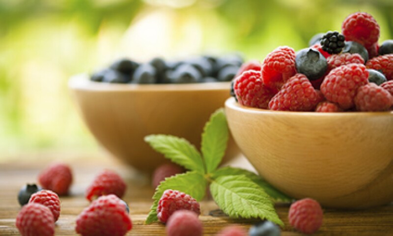 Sustituir alimentos azucarados por frutas rojas te ayudará a evitar enfermedades y mejorará tu digestión en la oficina. (Foto: Getty Images)