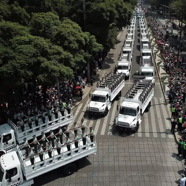 López Obrador encabeza desfile militar que incluye a la Guardia Nacional