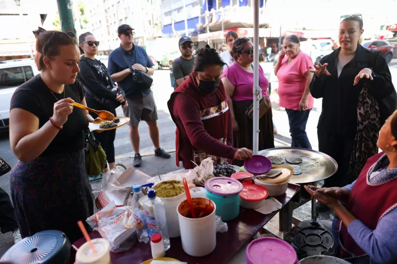 ¿Sin tiempo de cocinar por el trabajo? Cómo preparar tu estómago para comer en la calle