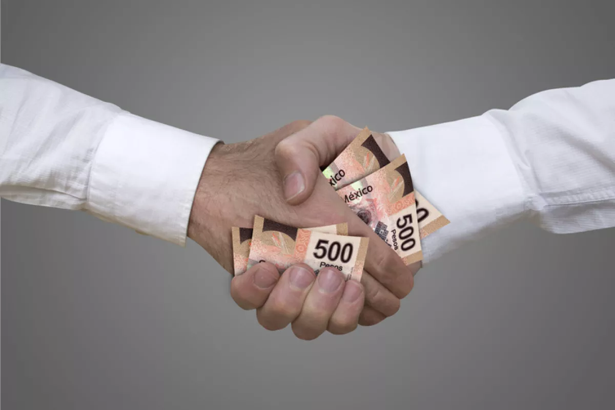 500 pesos bills handshake.