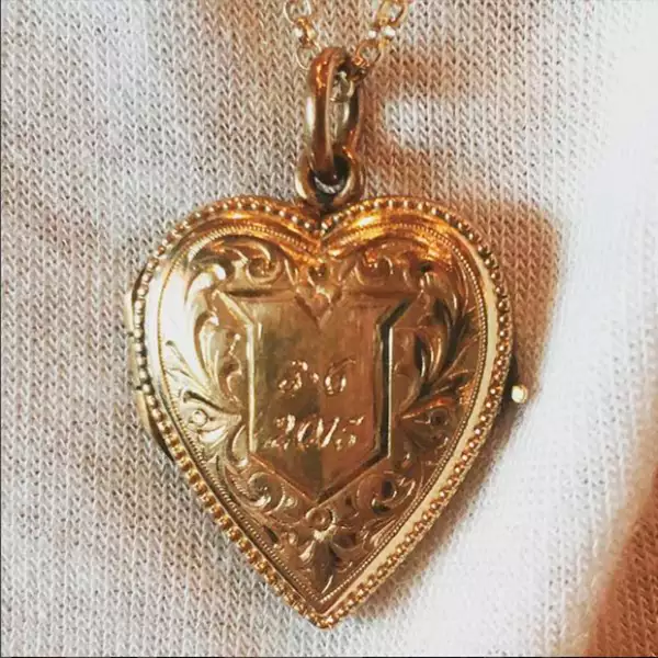 Taylor presumió este dije que tiene grabada la fecha del inicio de su noviazgo con el dj.