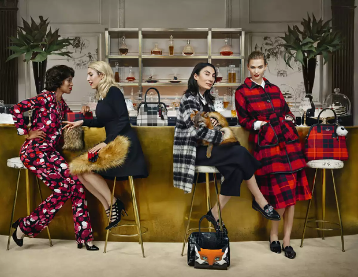 La top se encuentra al frente de la publicidad que la firma creó para otoño-invierno 2015. Las piezas fueron inspiradas en el fantasioso mundo del escritor: Roald Dahl.