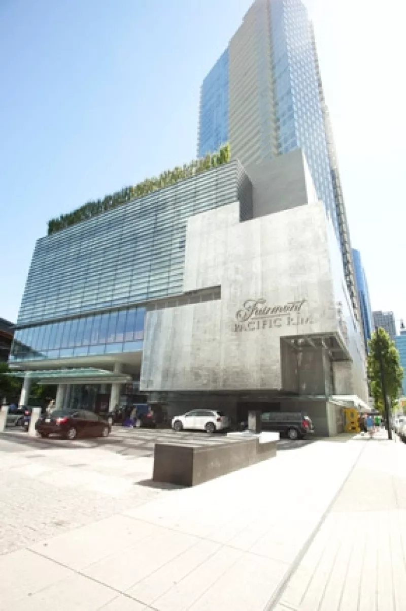 De acuerdo al portal E! News una fuente aseguró que además de dichas sustancias había una botella de alcohol en la habitación.