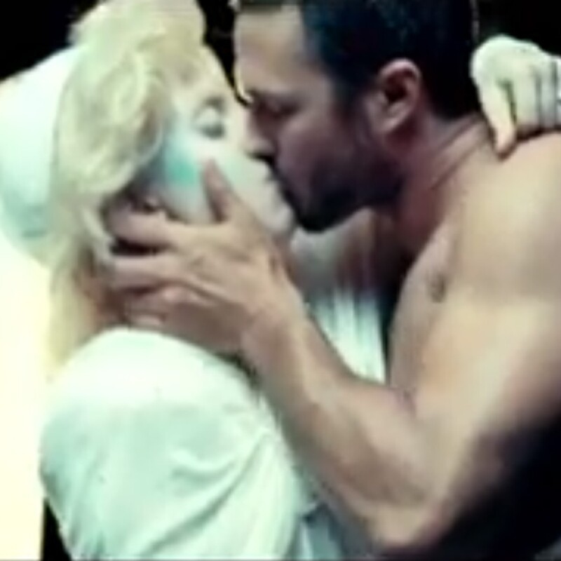 Taylor actuó junto a Lady Gaga es su video `You and I´.