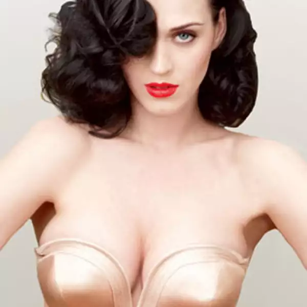 La extrovertida cantante Katy Perry, figuró en el tercer lugar de la lista. Su gran belleza y sensualidad no le fueron suficientes para alcanzar el trono.