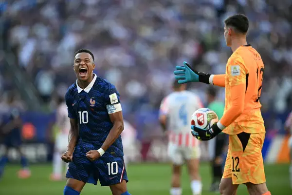 El delantero #10 de Francia, Kylian Mbappe, celebra al pasado portero #12 de Paraguay, Orlando Gill, después de ganar el partido de octavos de finales de la Copa Mundial de 2026 entre Paraguay y Francia en el Estadio de Filadelfia en Filadelfia el 4 de julio de 2026.