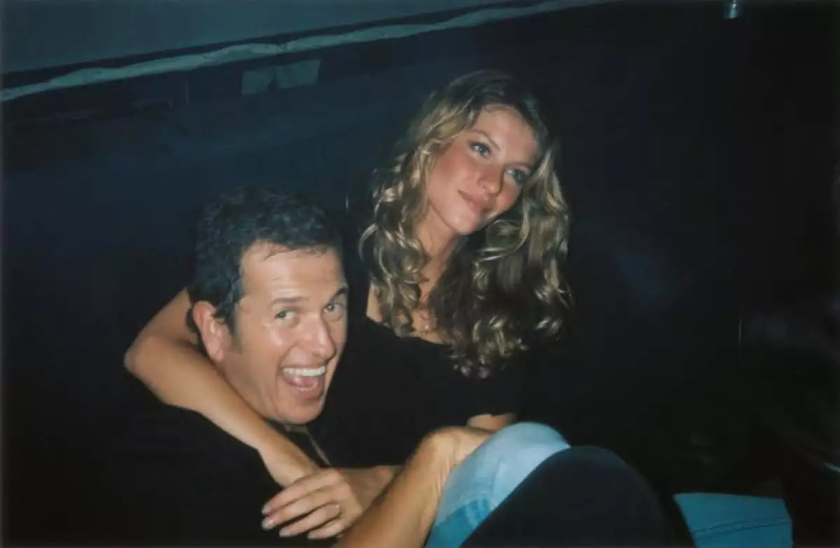 La modelo brasileña fue felicitada por el reconocido fotógrafo del mundo de la moda y la realeza, Mario Testino.