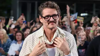 Foto de Pedro Pascal en la premier de 'Fantastic Four' en Berlín, con una camisa de transparencias y camiseta blanca de fondo.