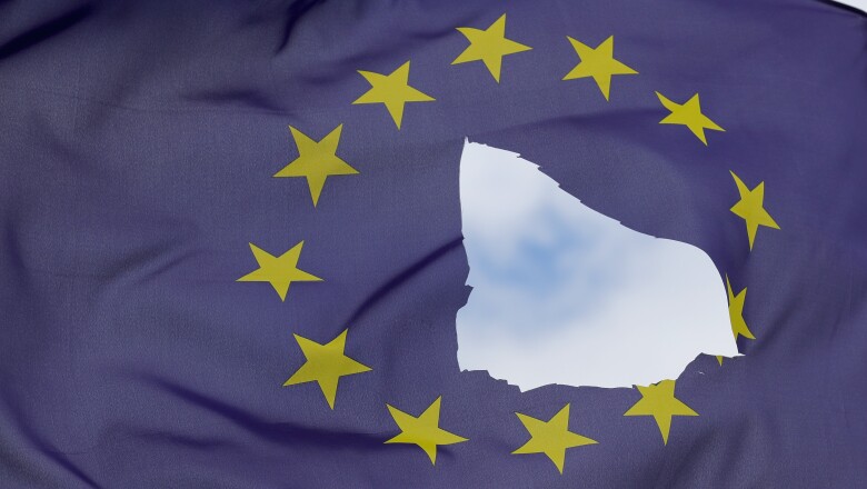 Las banderas de la Unión Europea amanecieron izadas a media asta, e incluso, algunas rotas o con cortes.