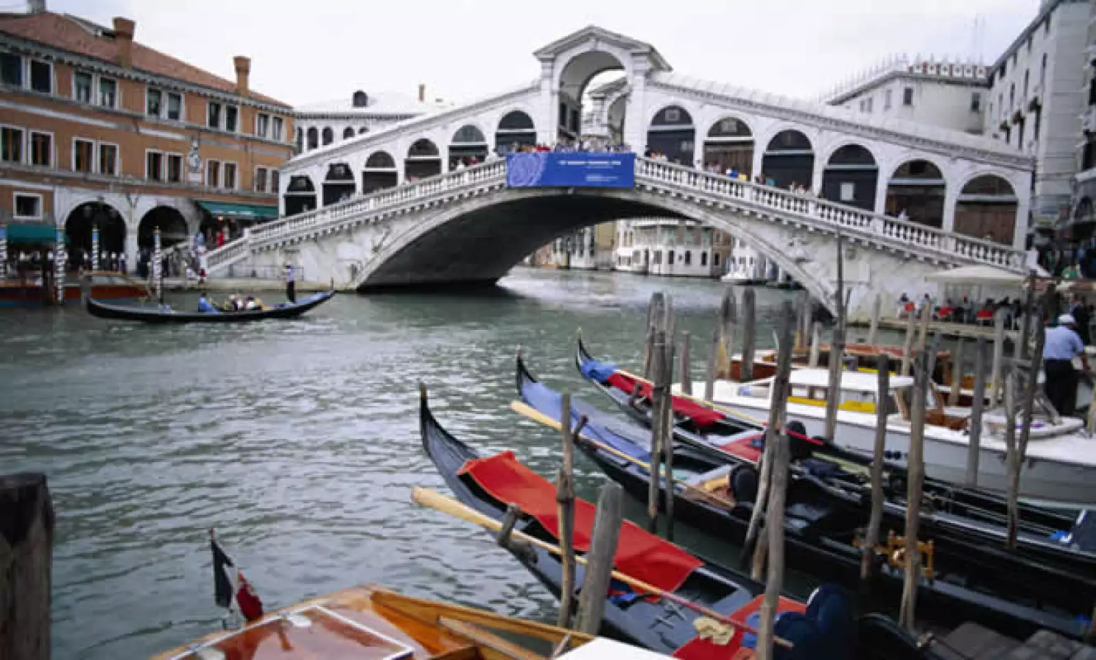 Este puente es uno de los 4 puentes mayores con los cuales se unen los distintos barrios de la ciudad y es, además, el más antiguo de Venecia.