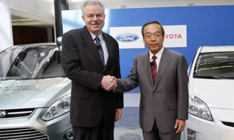 Derrick Kuzak, de Ford, y Takeshi Uchiyamada, de Toyota, anunciaron el acuerdo. (Foto: Reuters)