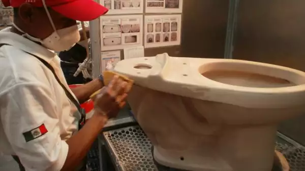 Las piezas pasan a un área de inspección donde son limpiadas y se verifica que no estén dañadas o fisuradas.