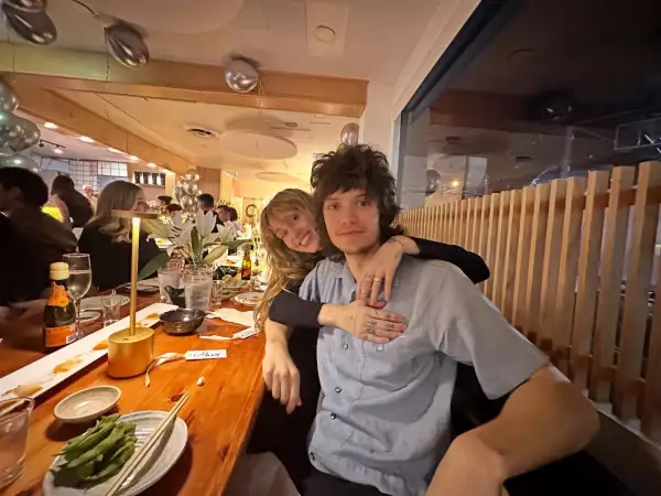 Foto de Miley Cyrus y Maxx Morando abrazados en una cena familiar.