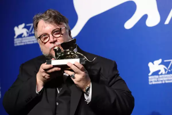 Guillermo del Toro con el Léon de Oro de Venecia. 