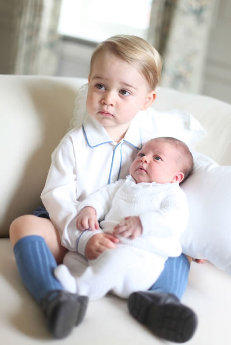 Kate Middleton presentó oficialmente a Charlotte, su segunda hija, en estos retratos junto al príncipe George tomados en su casa de Anmer Hall, precisamente por ella.