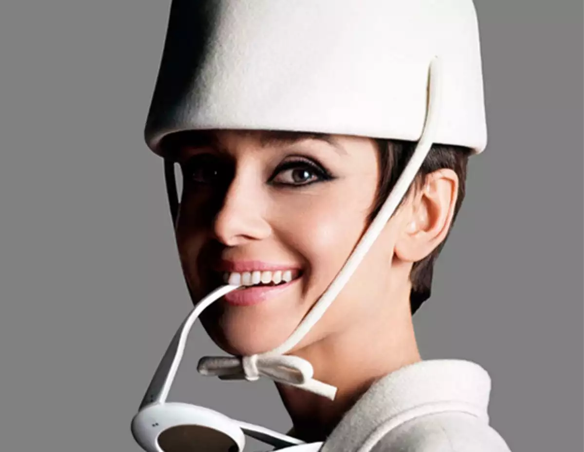 Roba miradas, La foto de Audrey, vestida de Givenchy, en How to Steal a Million (1966), de Douglas Kirkland, forma parte de la exhibición.