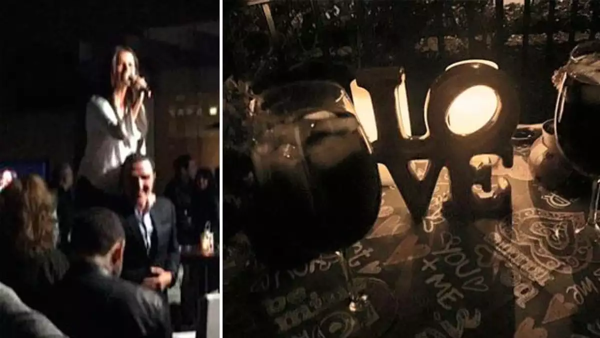 La entrega del anillo de compromiso estuvo llena de sorpresas para Claudia.