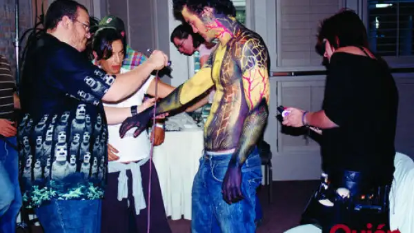 Regina Reyes y DAvid haciendo el body painting de Kuno Becker