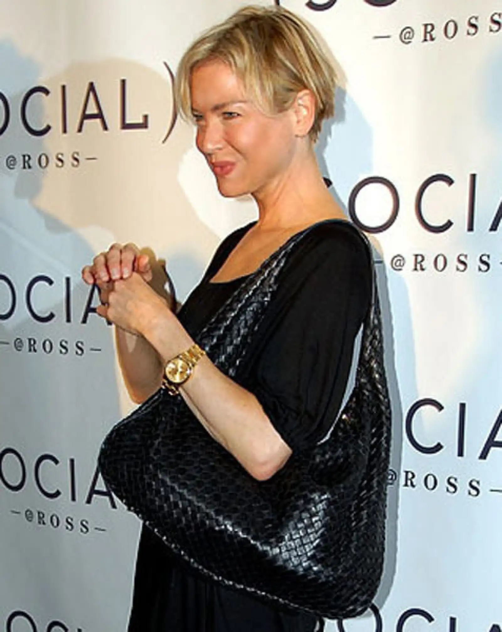 Renee Zellwege la integra a su looks de estilo casual.