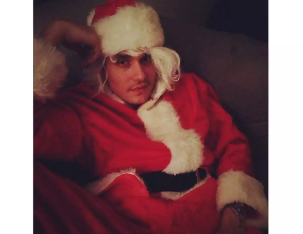 La cantante californiana compartió una foto de John Mayer disfrazado de Santa Claus y pese a que se rumoró sobre una posible ruptura, todo parece ir viento en popa.