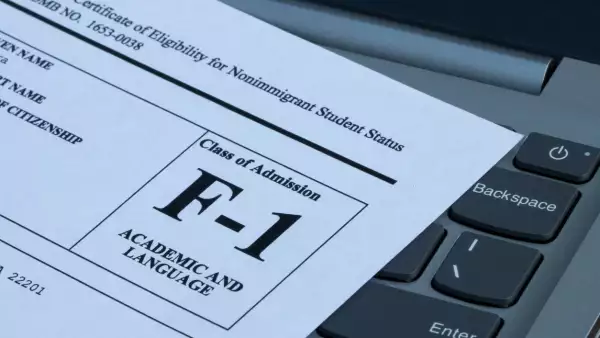 Primer plano de una muestra del Formulario I-20, Certificado de Elegibilidad para el Estatus de Estudiante No Inmigrante.