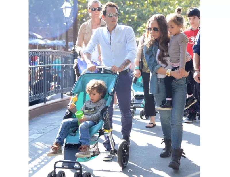 A un mes de terminar su noviazgo con Shannon de Lima, el cantante fue captado con Chloe Green, heredera de Topshop,  y sus hijos en el parque de diversiones.