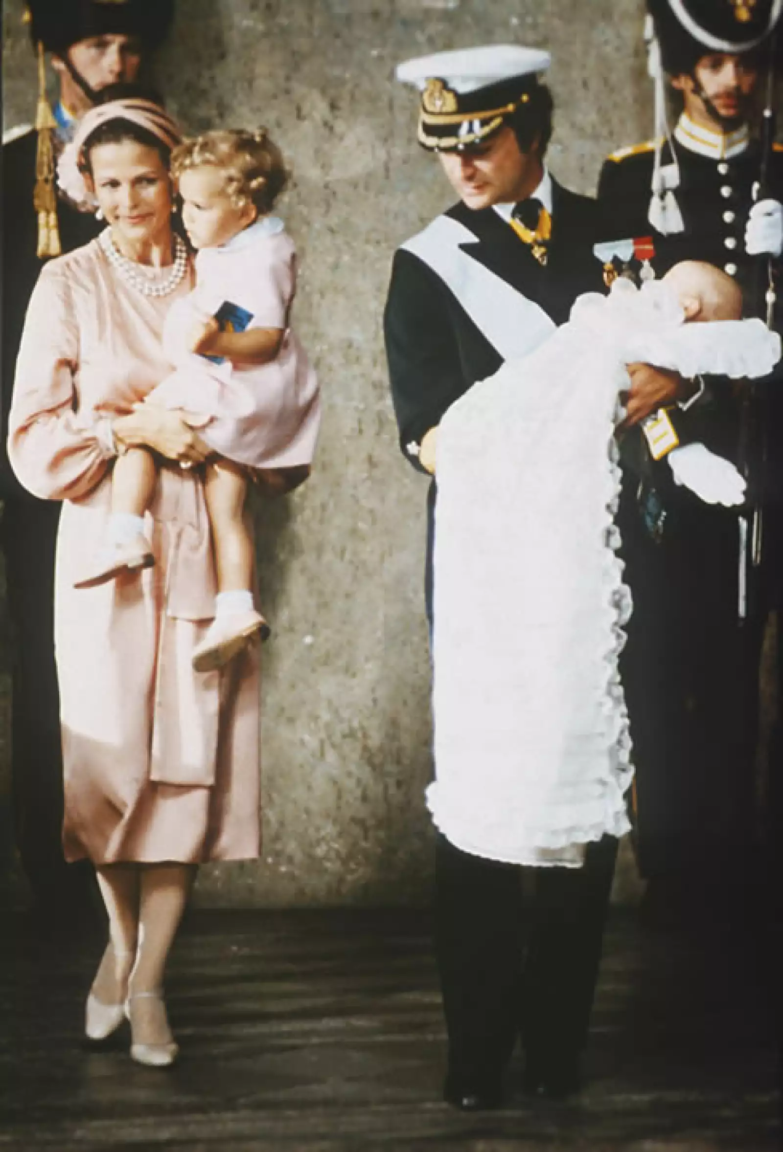 Los reyes Carlos Gustavo y Silvia de Suecia con Victoria en el bautizo de Carlos Felipe.