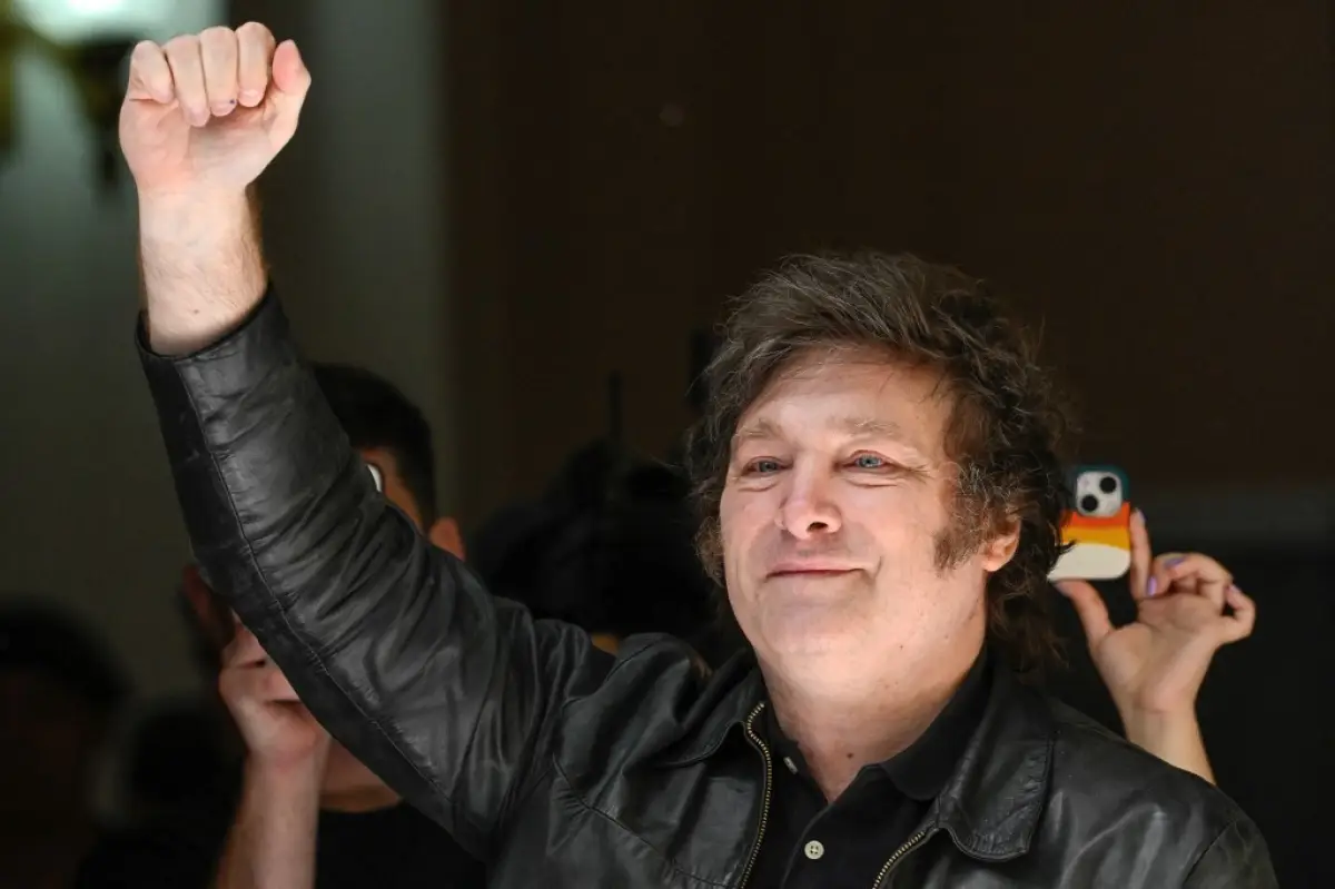 El congresista argentino y candidato presidencial a La Libertad Avanza Alliance Javier Milei hace un gesto después de emitir su voto en un centro de votación en Buenos Aires, durante la segunda vuelta de las elecciones presidenciales del 19 de noviembre de 2023.