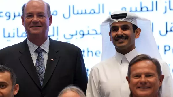 El CEO de QatarEnergy y ministro de Energía de Qatar, Saad Al Kaabi y el CEO de ConocoPhillips, Ryan Lance, miran a la cámara en la ceremonia de firma de un acuerdo para envíar gas natural a Alemania. 