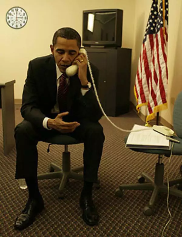 La imagen falsa incluye un reloj que marca las 3 hrs. lo cual es una referencia al famoso ataque anti-Obama de un anuncio de Hillary Clinton.