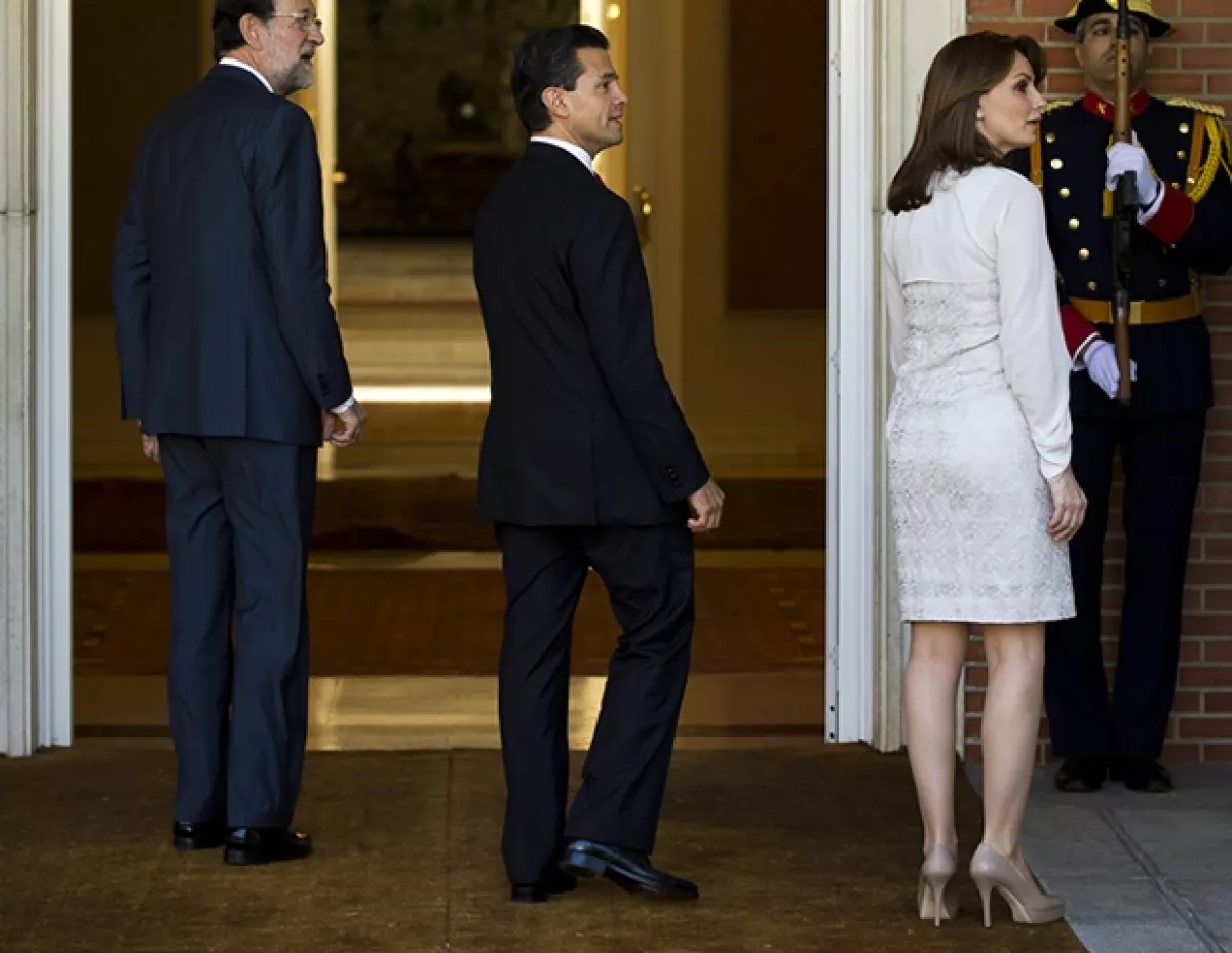 La torera blanca en tela semi transparente dio como resultado otro look monocromático.