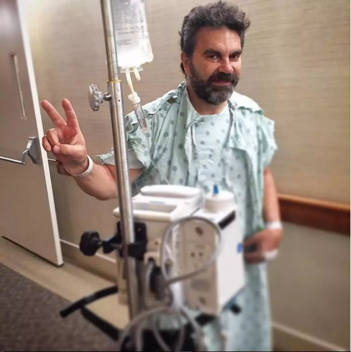 Entre las fotos que el cantante compartió en Instagram está una en la que se ve claramente su herida cerrada con grapas. Asegura que se está recuperando favorablemente.