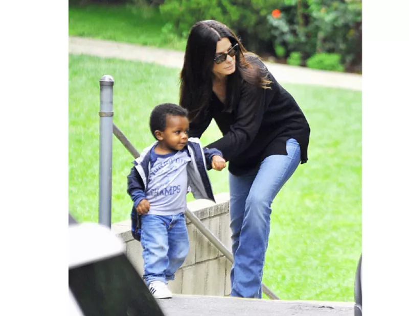 Esta semana la actriz engalana la portada de la revista People, donde amigos cercanos a la ganadora del Oscar, aseguran que ha cambiado su estilo de vida a raíz de su hijo Louis.