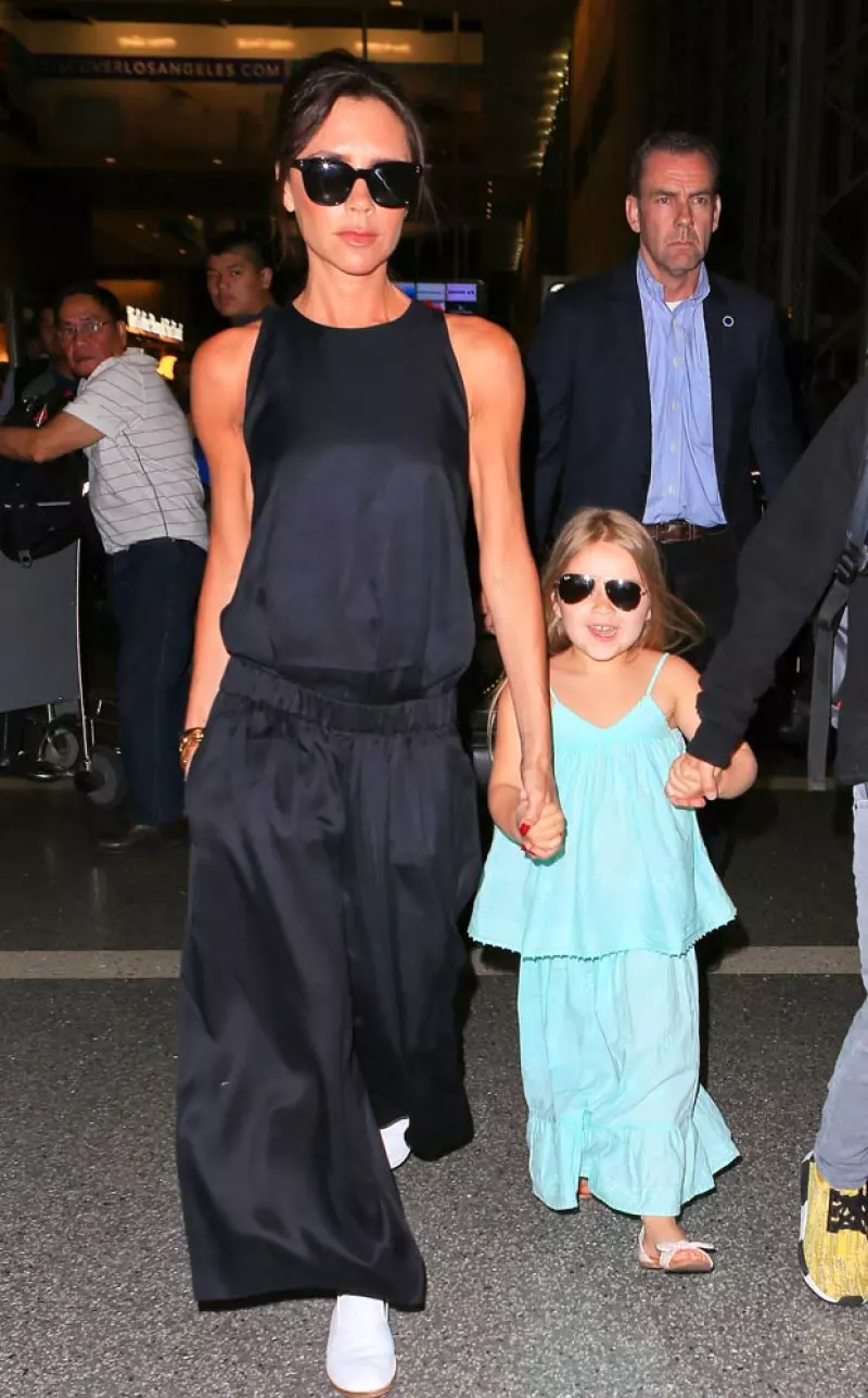 Sin importar si se parecen físicamente o no, estos pequeños han logrado igualar los looks de sus padres, a tal grado, que bien podrían ser confundidos por ellos.