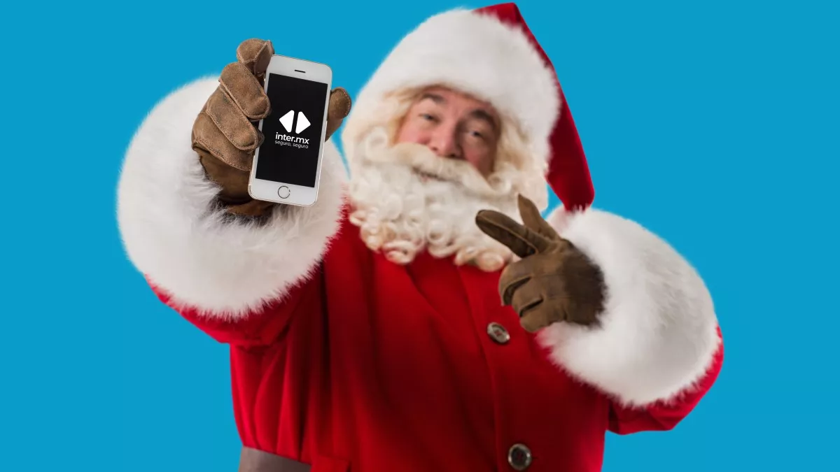 Santa Claus sostiene un celular y sonríe