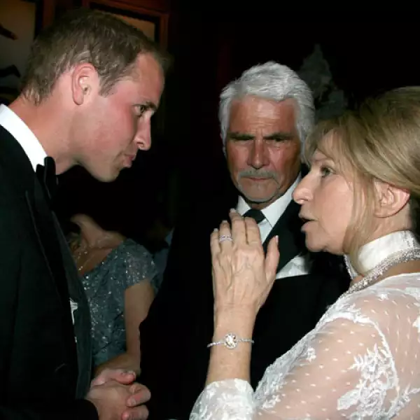 Durante la cena, los anfitriones compartieron mesa con Nicole Kidman y Barbra Streisand, así como con ejecutivos de estudios de Hollywood y personal diplomático.