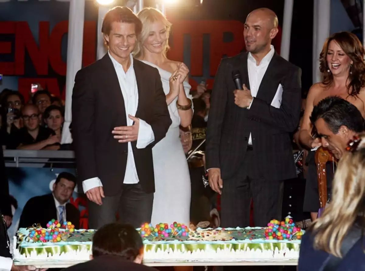 Tom Cruise y Cameron Diaz al momento del pastel.