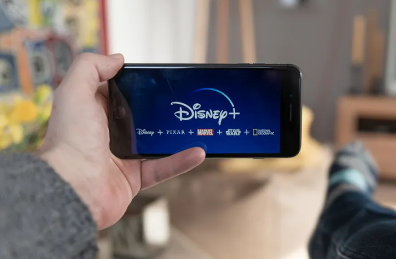 Teléfono muestra la pantalla de inicio de la plataforma de streaming Disney+.