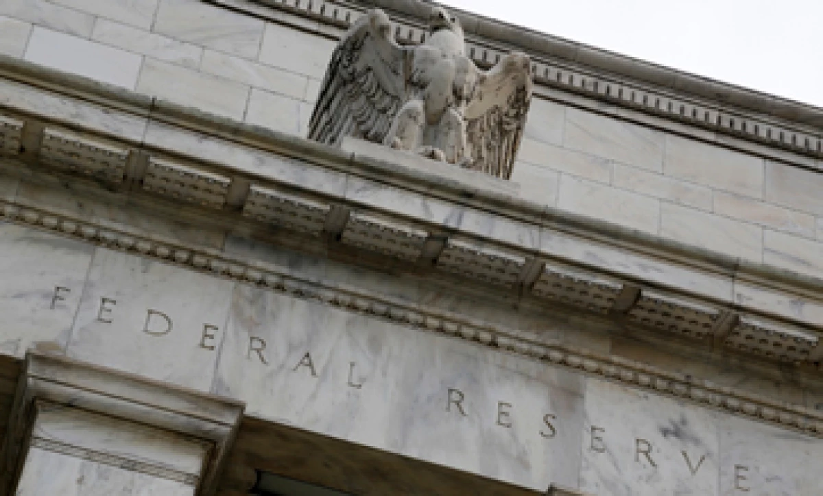 Es esencial adoptar regulaciones, pues las crisis normalmente comienzan con contracciones de liquidez, dijo la Fed. (Foto: Reuters)