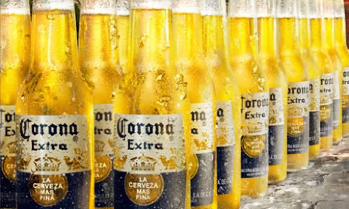 Modelo, fundada en 1925, es la mayor cervecería de México y tiene más del 50% del mercado doméstico. (Foto tomada de facebook.com/coronaextramexico)