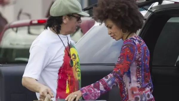 La leyenda de la guitarra y la baterista Cindy Blackman se casaron en una de las islas Hawai en diciembre pasado.