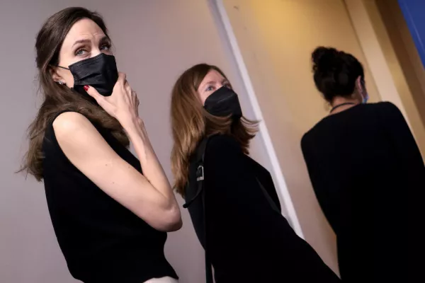 Angelina Jolie visita la Casa Blanca para denunciar la violencia de género Angelina Jolie Meets With White House Officials On Reauthorization Of Violence Against Women Act