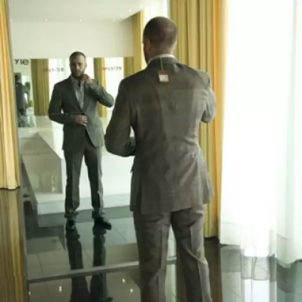 El socialité no se tardó más de 10 minutos en elegir un traje Etro y una camisa Palzileri.